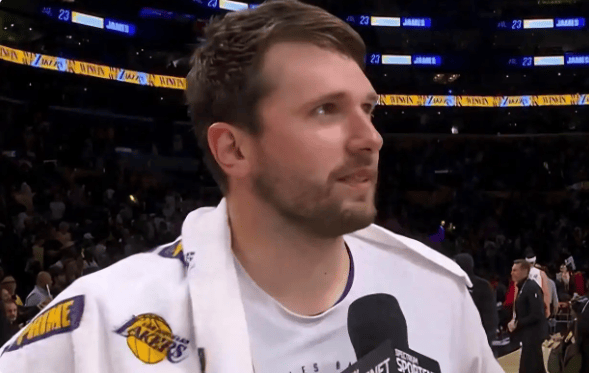 詹姆斯让权，东契奇扛旗：湖人锁定季后赛，新老王权平稳交接